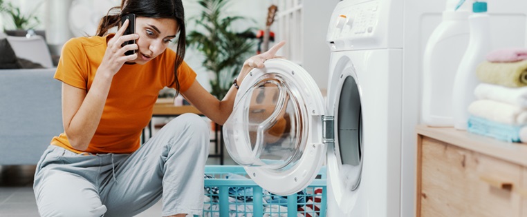 Frau entdeckt Schaum vor Waschmaschine und telefoniert - Pannenhilfe Zuhause ADAC