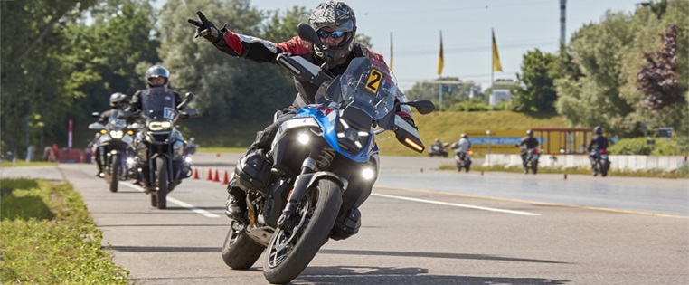 Motorradfahrer nimmt an der Motorradssafetyleague teil
